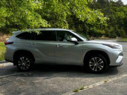 2023 Toyota Highlander XLE full