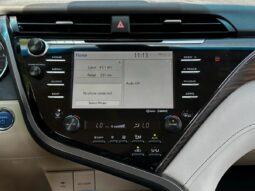 2019 Toyota Camry Hybrid XLE full