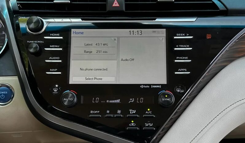 2019 Toyota Camry Hybrid XLE full