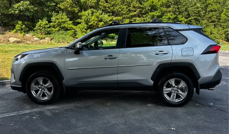 2022 Toyota RAV4 XLE AWD full