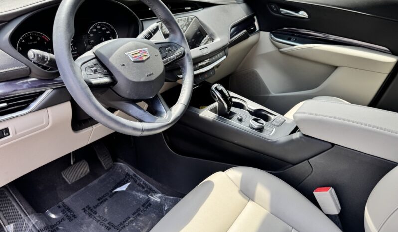 2023 Cadillac XT4 Luxury full