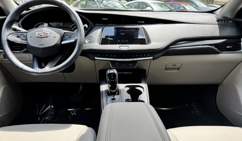 2023 Cadillac XT4 Luxury full