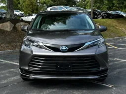 2024 Toyota Sienna LE full