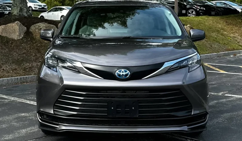 2024 Toyota Sienna LE full