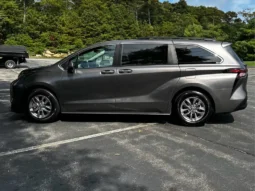 2024 Toyota Sienna LE full