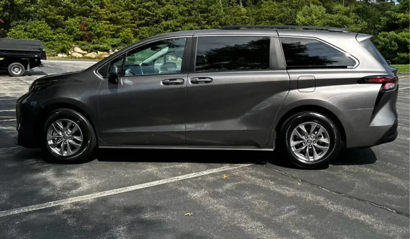 2024 Toyota Sienna LE full