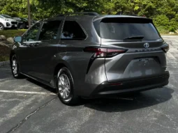 2024 Toyota Sienna LE full