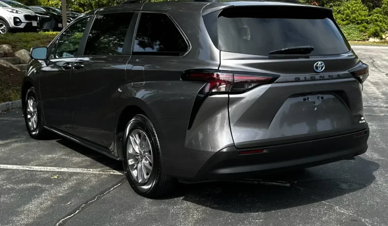 2024 Toyota Sienna LE full