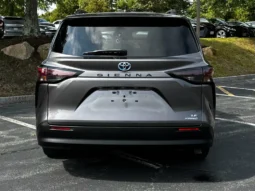 2024 Toyota Sienna LE full