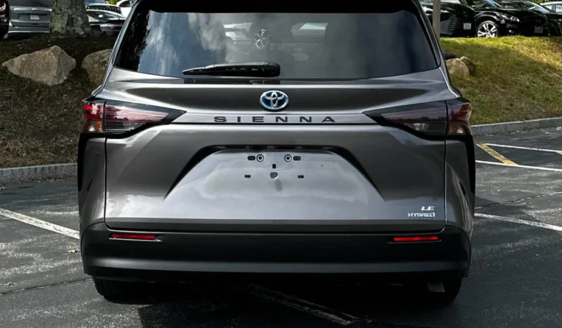 2024 Toyota Sienna LE full