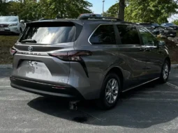 2024 Toyota Sienna LE full