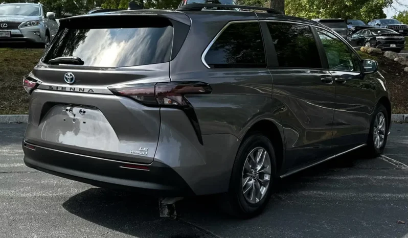 2024 Toyota Sienna LE full