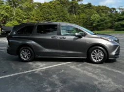 2024 Toyota Sienna LE full