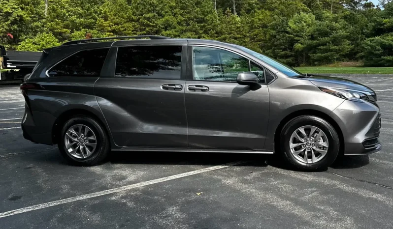2024 Toyota Sienna LE full
