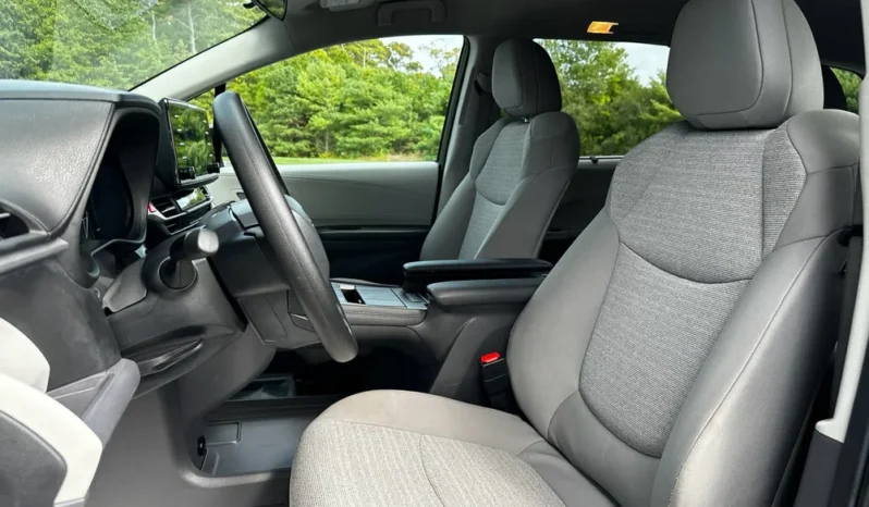 2024 Toyota Sienna LE full