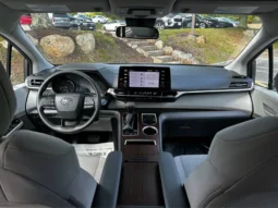 2024 Toyota Sienna LE full