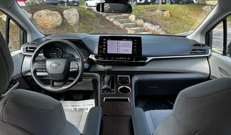 2024 Toyota Sienna LE full