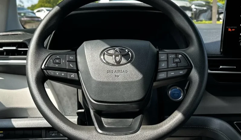 2024 Toyota Sienna LE full