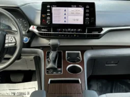2024 Toyota Sienna LE full