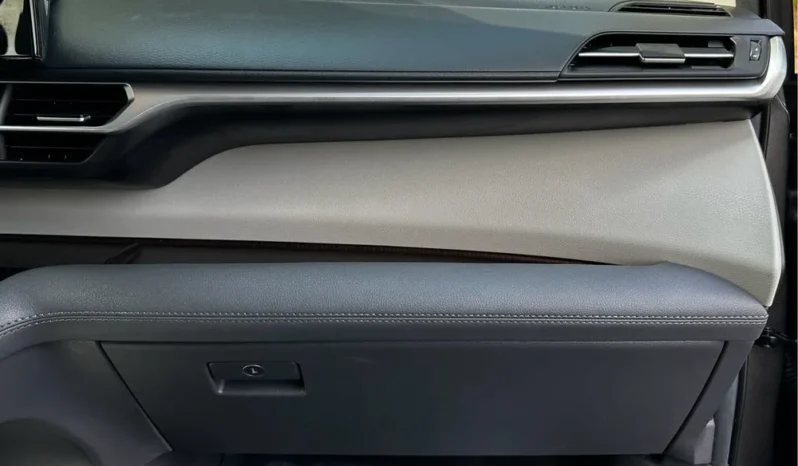 2024 Toyota Sienna LE full