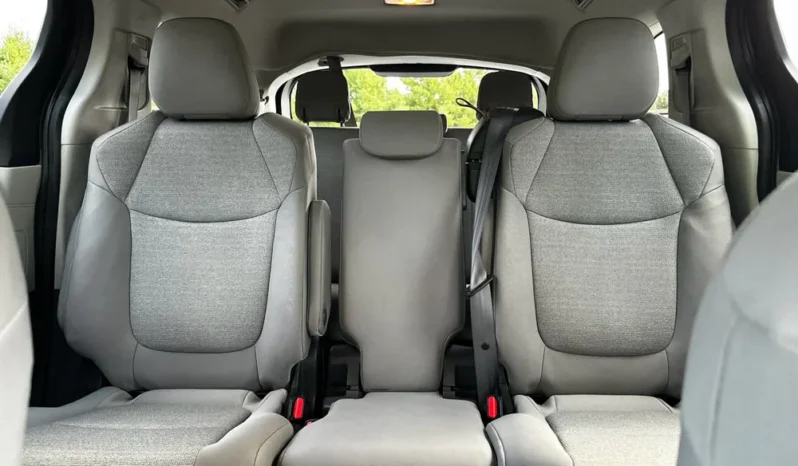 2024 Toyota Sienna LE full