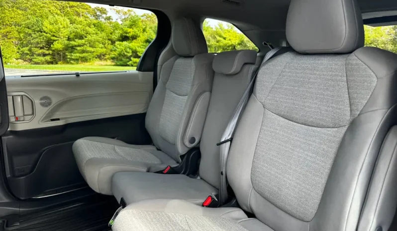 2024 Toyota Sienna LE full