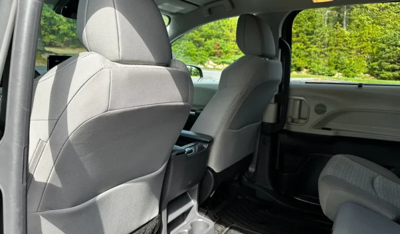 2024 Toyota Sienna LE full