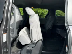 2024 Toyota Sienna LE full