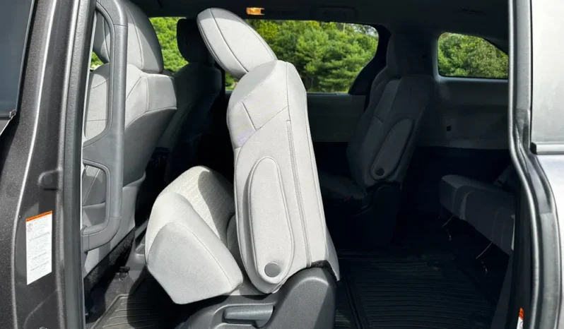 2024 Toyota Sienna LE full