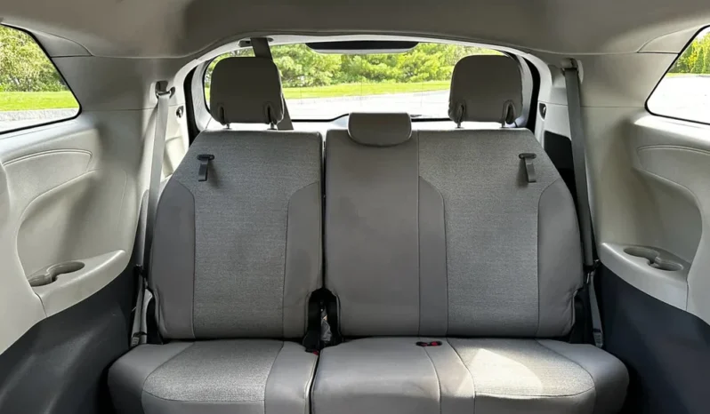 2024 Toyota Sienna LE full