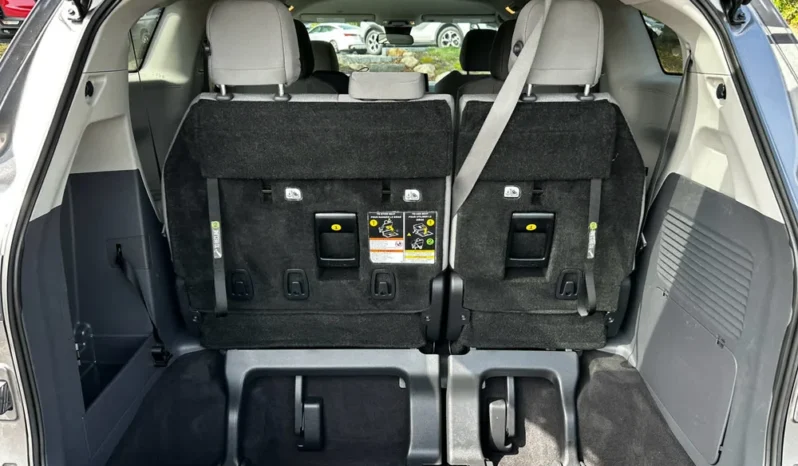 2024 Toyota Sienna LE full