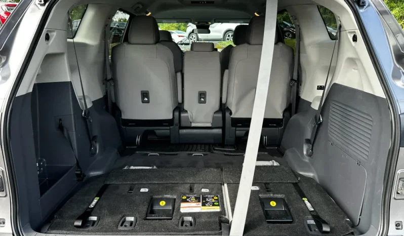 2024 Toyota Sienna LE full