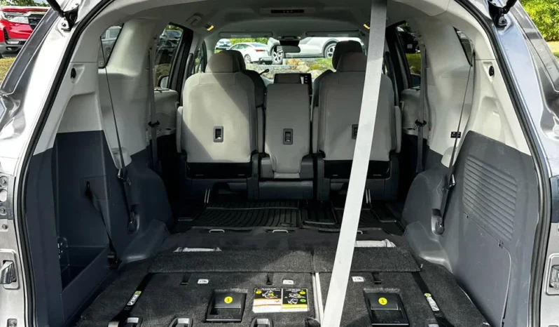2024 Toyota Sienna LE full