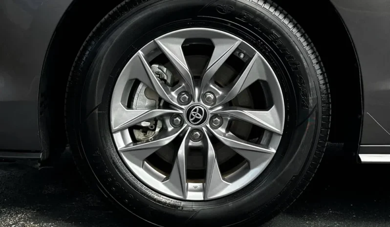 2024 Toyota Sienna LE full