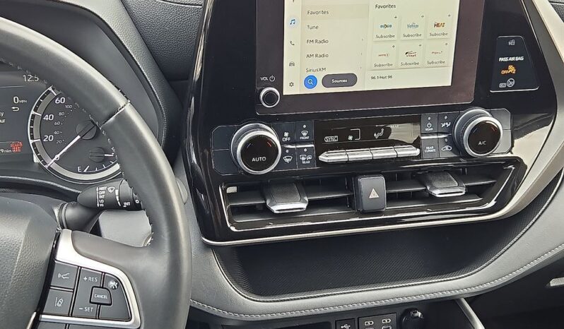 2024 Toyota Highlander LE AWD full